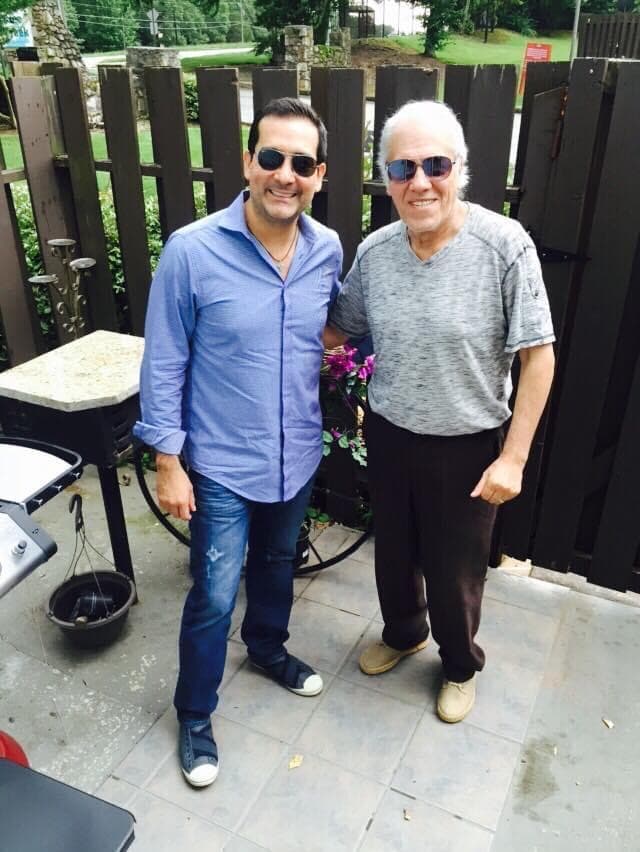 Nuestro director de noticias, 
<a href="https://www.univision.com/local/atlanta-wuvg/gianncarlo-cifuentes">Gianncarlo Cifuentes</a>, describió a su papá como la mente maestra. 
<br>
<br>El veterano periodista de 
<a href="https://www.univision.com/temas/univision">Univision </a>siguió los pasos de don Carlos Cifuentes y desde que tenía doce años su padre ha sido su mentor, su inspiración.
<br>
<br>“Mi papá me inculcó el amor y el compromiso por el periodismo de altura, vertical. Es el maestro detrás de lo que ahora soy como profesional. El pulió mi carrera de periodista”, dijo el también ancla de 
<a href="https://www.univision.com/local/atlanta-wuvg/somos-univision-34-atlanta">Noticias Univision 34 Atlanta</a>. 
<br>
<br>¡Gracias, don Carlos! 
<br>