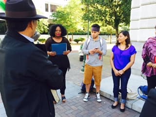 Los manifestantes leen una proclama que resume los objetivos del ayuno.