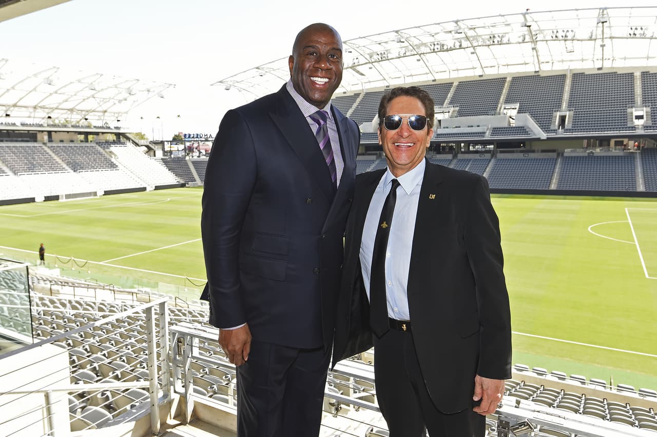 'Magic' Johnson no quiso perder detalle de la obra. (LAFC)