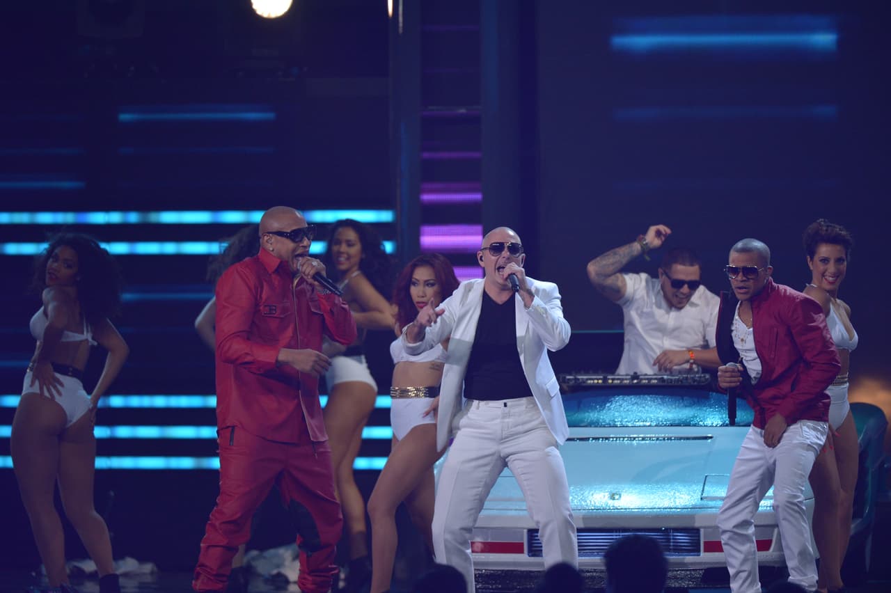 Pitbull se unió a ellos con un look que recordaba al personaje de Don Johnson en la serie Miami Vice, Sonny Crockett.