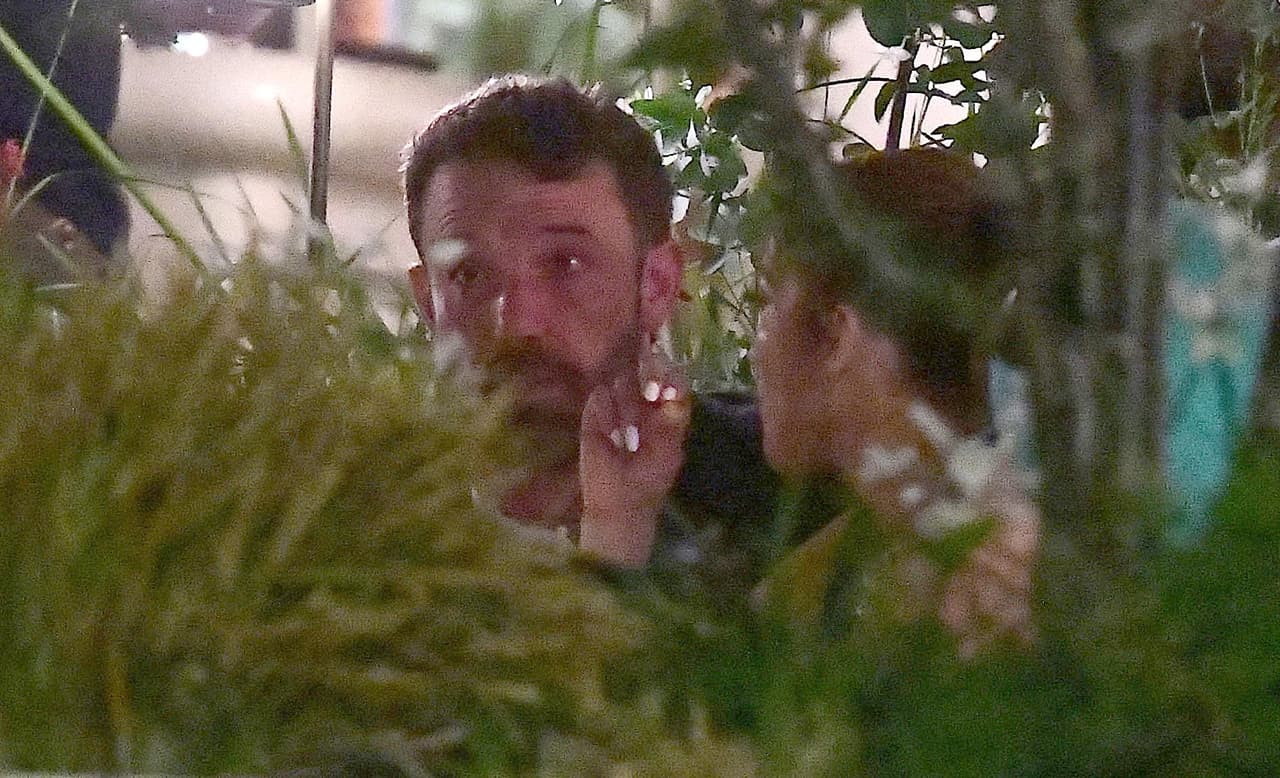 Una vez más se le ve en una situación poco común, como en las que fue captado en París en plena luna de miel.
<br>