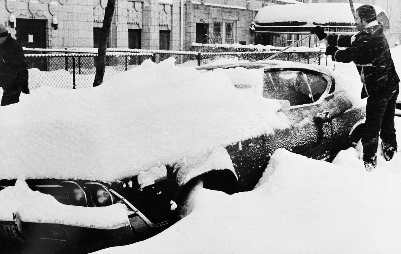 La nieve que cubrió los carros en 1979 impidió que automovilistas pudieran usarlos para transportarse.