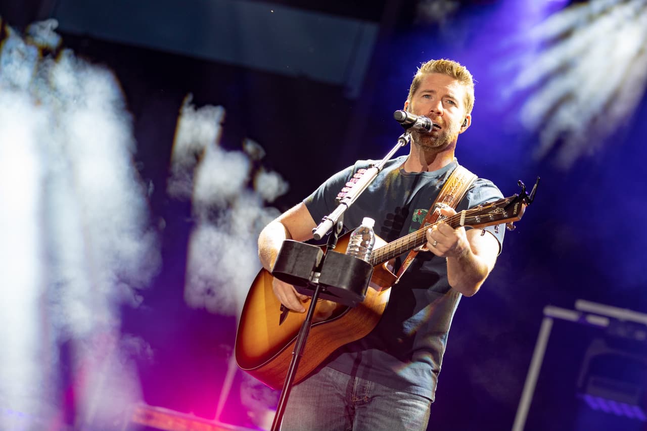Un autobús que transportaba a integrantes del equipo del cantante Josh Turner sufrió un accidente la noche del miércoles 18 de septiembre en la autopista 46, cerca de Shandon, en California.