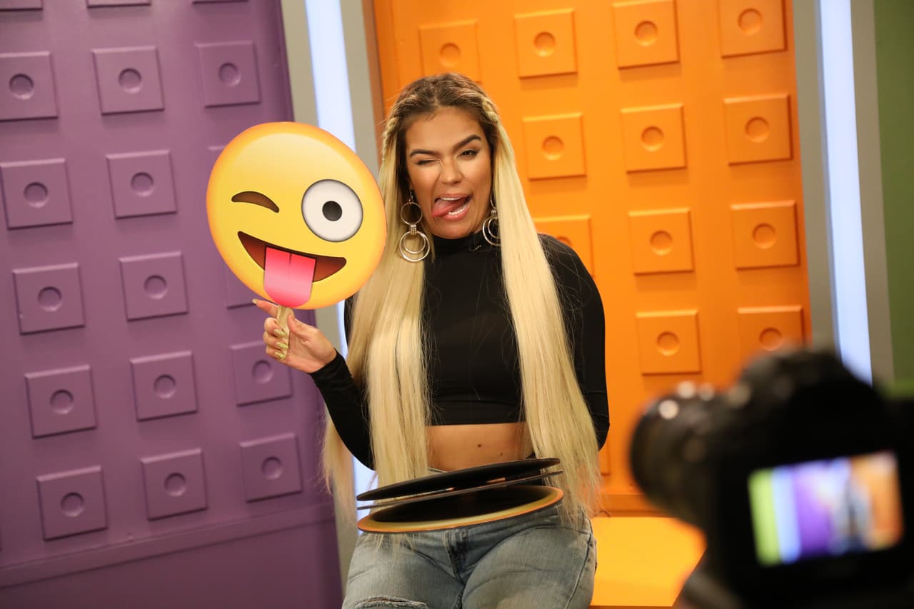 Karol G logró imitar a la perfección este popular y juguetón emoji.