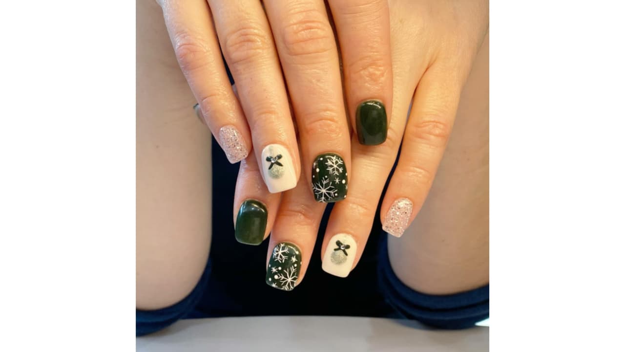 Diseño navideño en color verde olivo para uñas cortas