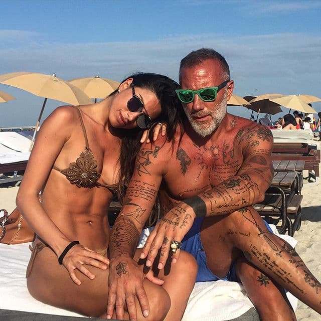 Gianluca Vacchi cumplirá 50 años el próximo 5 de agosto, mientras que su prometida tiene 31 años de edad.