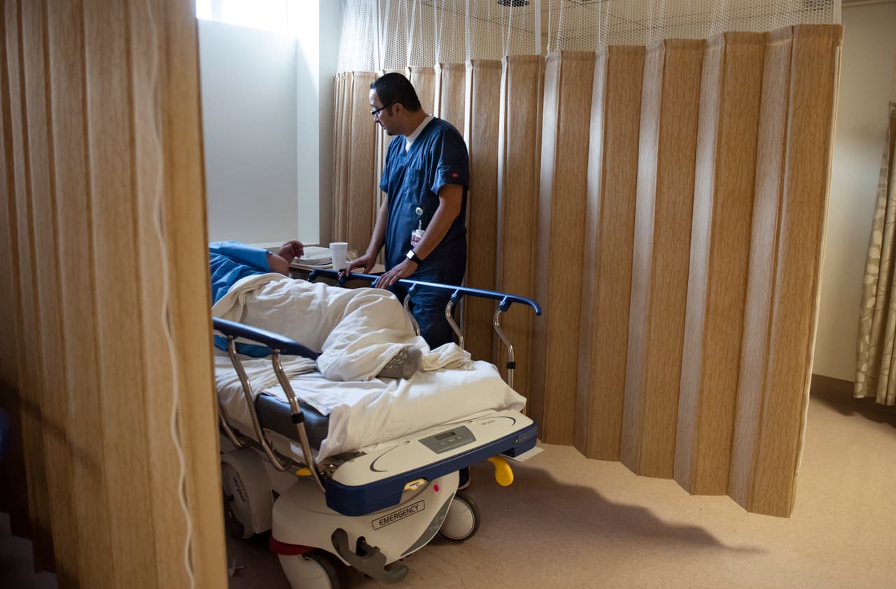 El precandidato demócrata Pete Buttigieg advierte que la crisis de salud mental que atraviesa el país es más aguda entre la comunidad hispana.