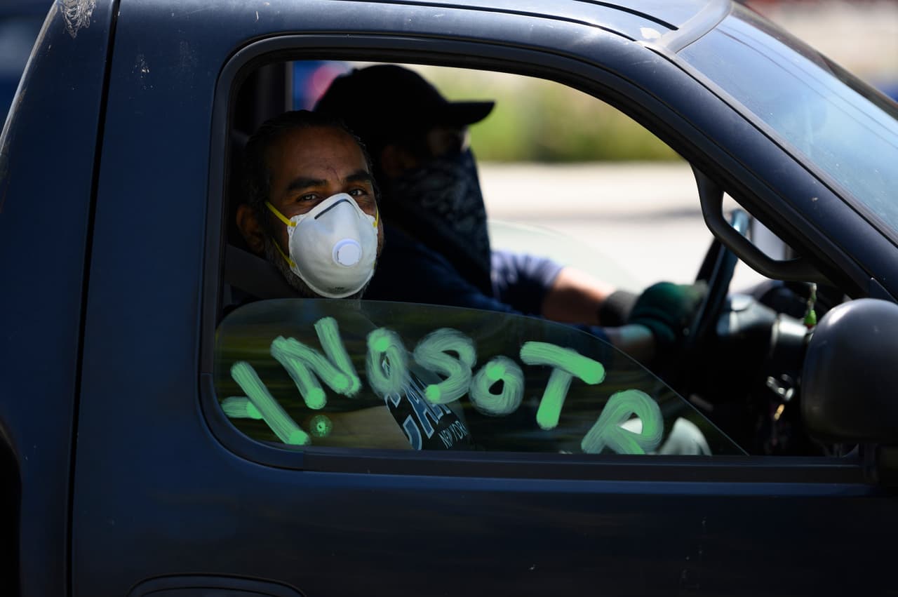 De igual forma, no excluye del beneficio los ciudadanos o residentes permanentes que estén casados con inmigrantes indocumentados, lo que comúnmente se conoce como “familias mixtas”. Sin embargo, el plan republicano sí deja fuera a las familias con inmigrantes indocumentados.