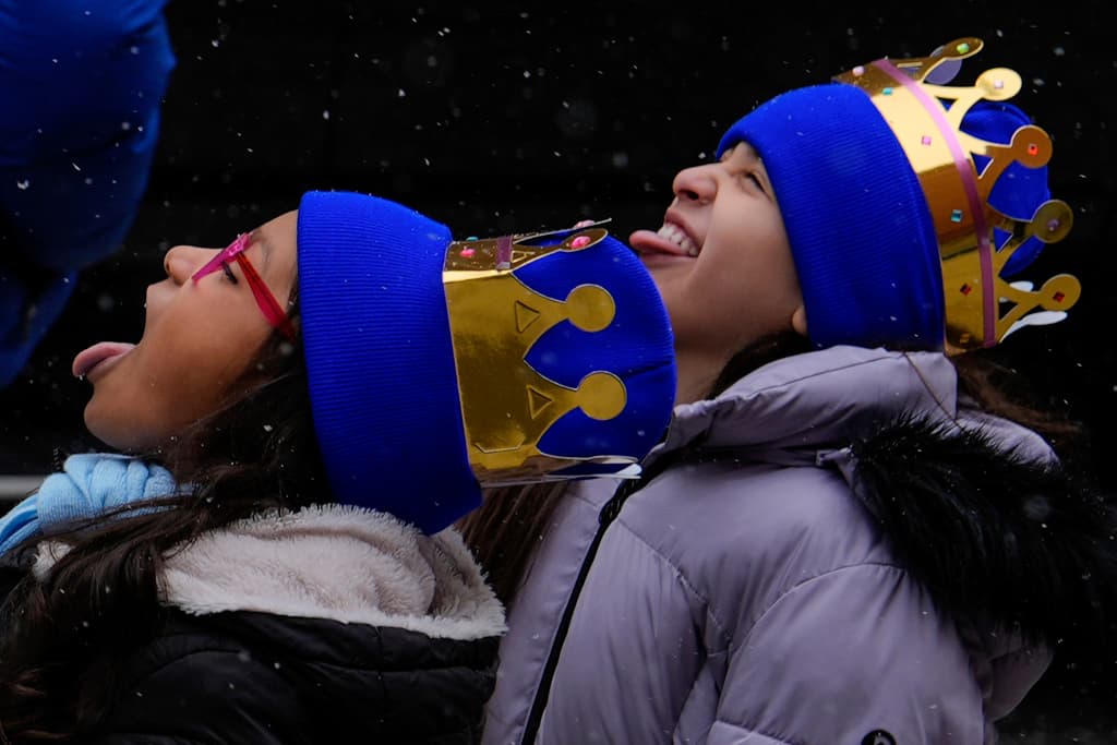 Desde sus inicios, el desfile ha evolucionado para incluir no solo elementos religiosos, sino también expresiones artísticas y culturales contemporáneas.