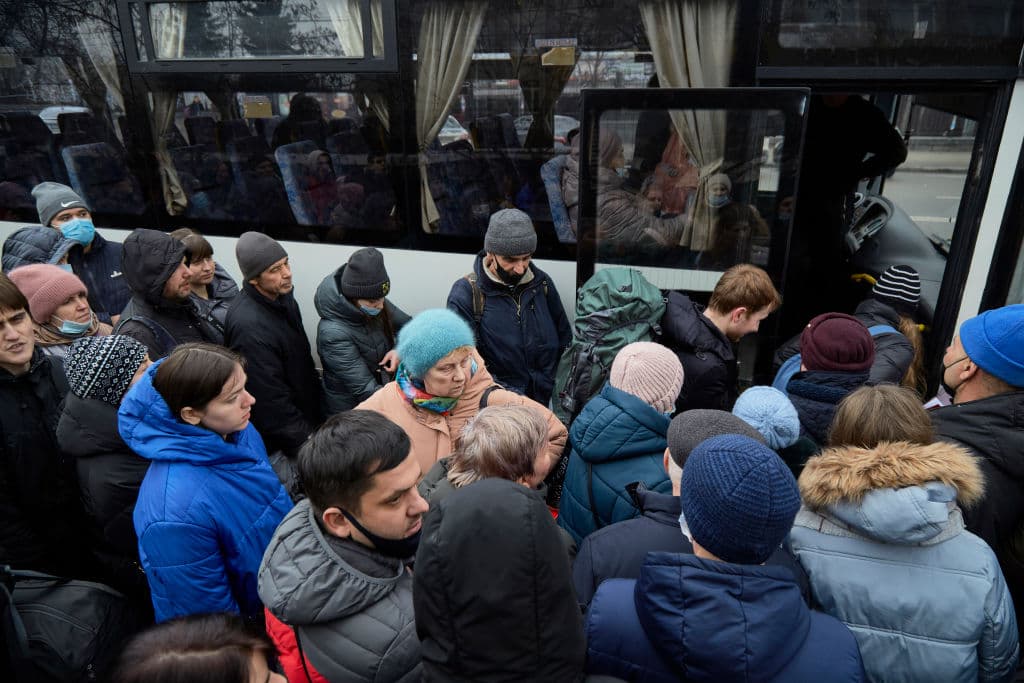Esta imagen se repite este jueves, la de personas abordando vehículos, autobuses y trenes que salen de la capital. El ejército ucraniano anunció que había combates con las tropas rusas cerca de Kiev, por el control del aeropuerto militar de Gostomel.