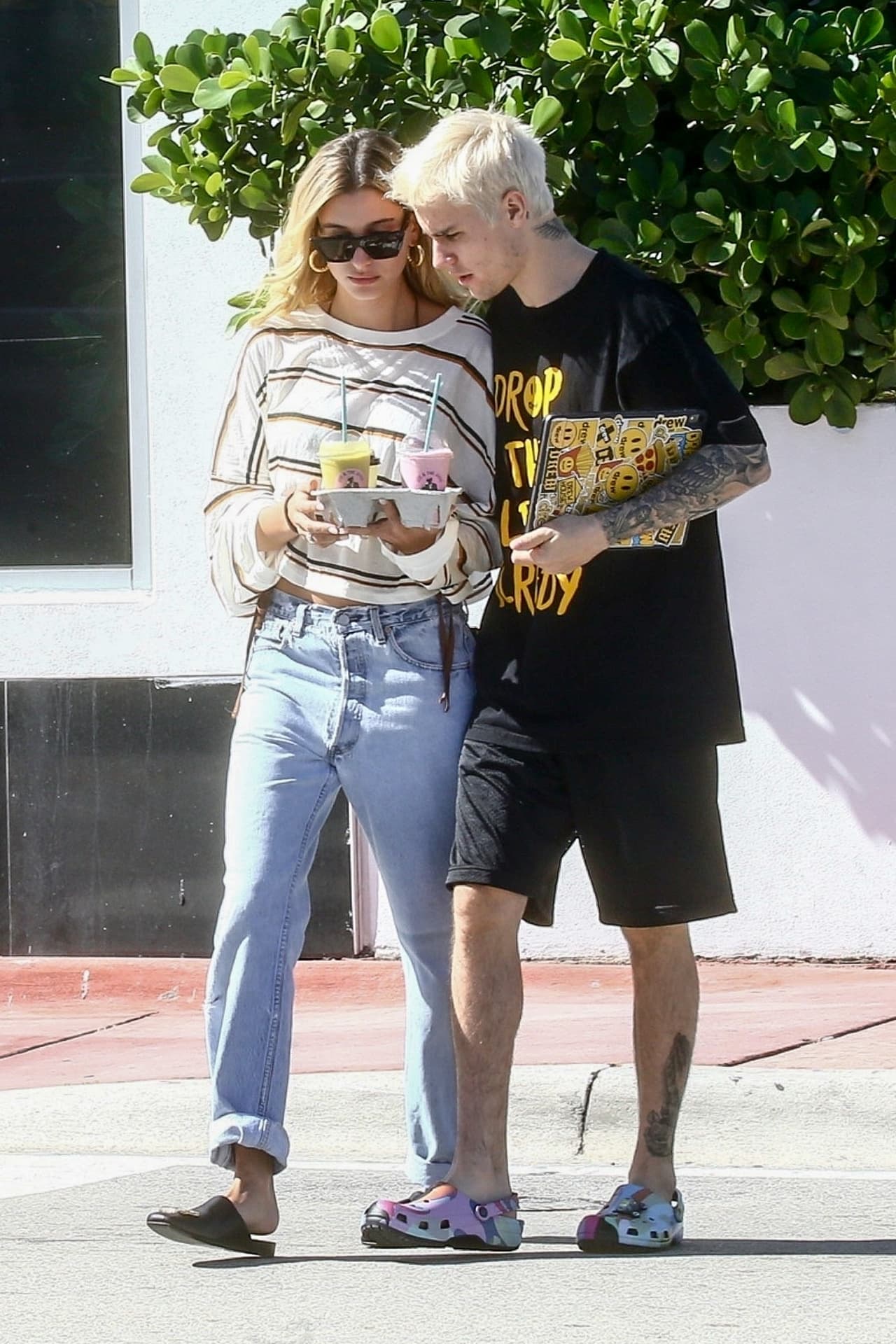Hailey y Justin Bieber viajaron a Miami en donde disfrutaron de unos soleados días y pasaron el Día de Acción de Gracias, pero la pareja despertó la inquietud de sus fieles seguidores, luego de hacerse pública una fotografía que llamó la atención de muchos.