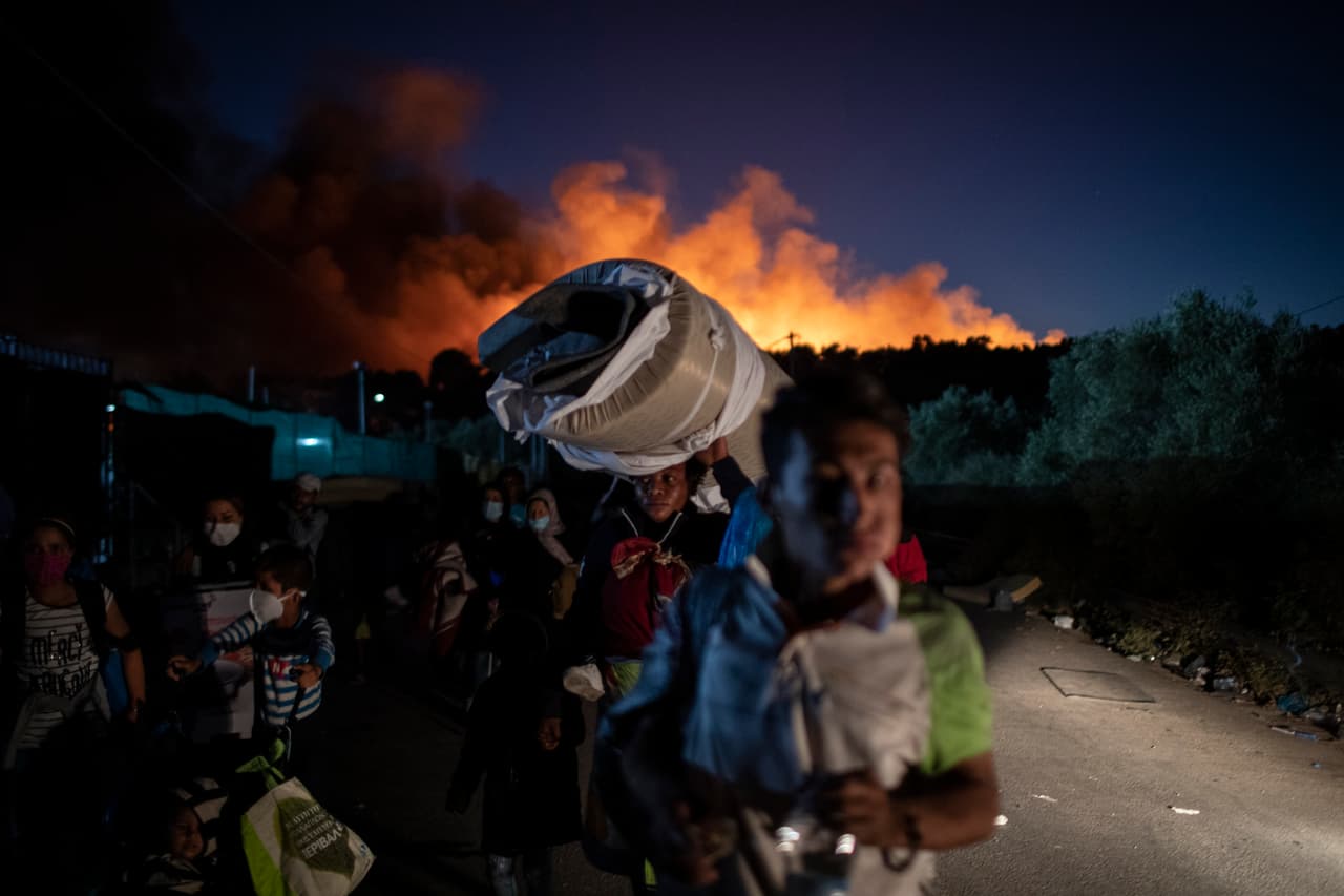 “Como el fin del mundo”, así luce campamento de inmigrantes en Grecia tras masivo incendio