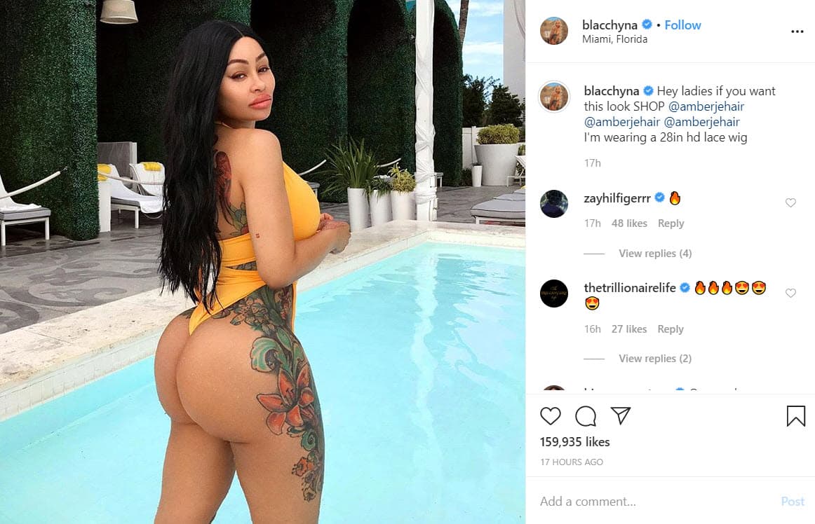 "Estoy usando una peluca de encaje hd (high definition) de 28 pulgadas", agregó en la publicación donde expuso gran parte del tatuaje floral que tiene en un costado de su cuerpo.