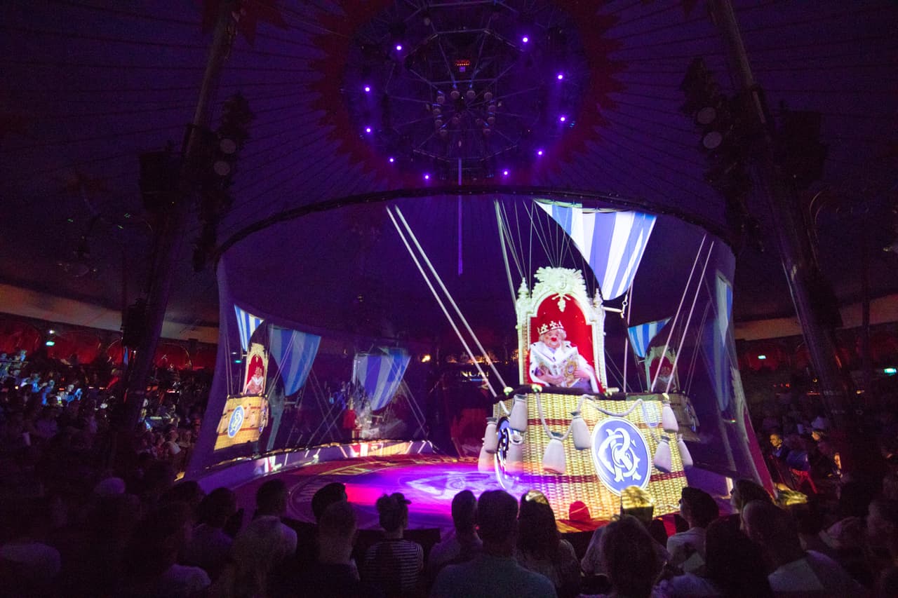 “Hicimos un trabajo pionero”, cuenta Paul. “Logramos construir una proyección holográfica circular, tal como es como el escenario del circo”, agregó.