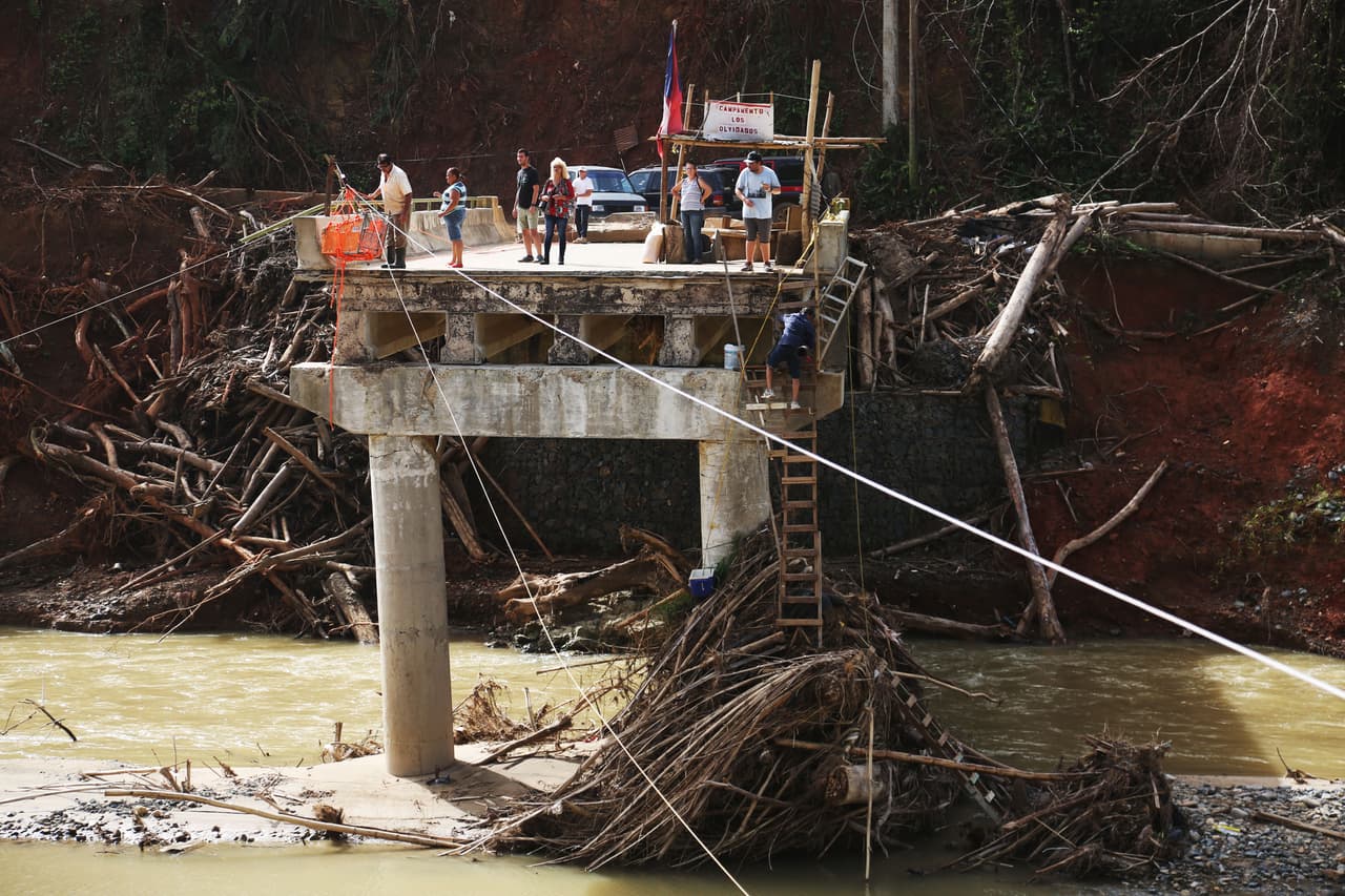 El ‘campamento de los olvidados’ se instaló sobre los restos del puente sobre el río Viví en Utuado. Los residentes de la zona han improvisado un teleférico para trasladar insumos al otro lado del río.