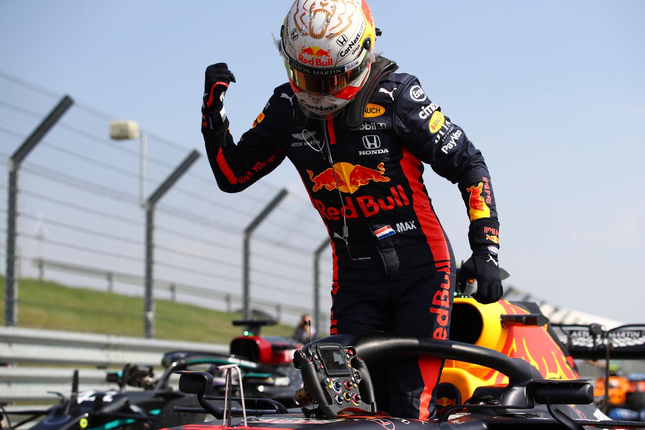 Max Verstappen de Red Bull cortó la racha ganadora de Hamilton y Mercedes. Leclerc (Ferrari) terminó en cuarto y los coequiperos de ‘Checo’, Stroll y Hulkenberg, terminaron en sexto y séptimo, respectivamente. La siguiente fecha se correrá el GP de España, en Barcelona.