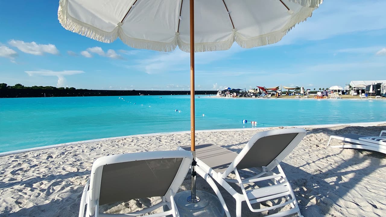 Lagoonfest Texas está dentro de un complejo residencial con 4,400 viviendas. La laguna tiene 12 acres con arena blanca y agua cristalina que la hace ver como una playa.