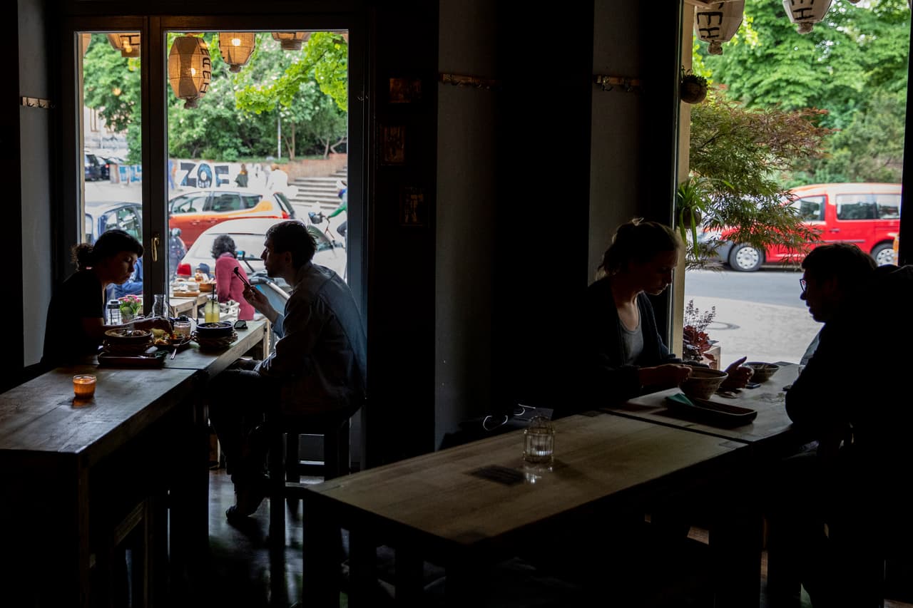 No permitir más de seis personas en una mesa, a menos que sean parte de una familia del mismo hogar.
