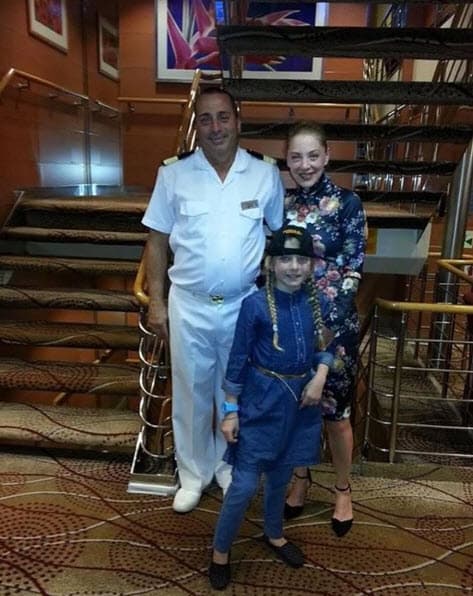 Constanza no se separó de su mamá en el difícil proceso que vivió para tratar el cáncer de ovario que la atacó desde 2016. “Un reconocimiento muy grande para mi pequeñita, para Constanza. Ha sido una niña que cuando se le dijo que tenía cáncer, la niña durante tres semanas se durmió a los pies de mi cama y no abandonó a su mamá. Es la cereza del pastel de mi vida”, dijo la actriz en entrevista para Don Francisco el pasado 4 de junio.