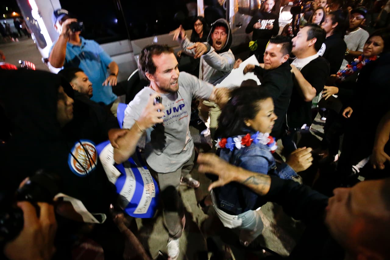 Esta escaramuza entre detractores y simpatizantes del virtual candidato republicano fue en en Costa Mesa, California, el jueves 28 de de abril de 2016.