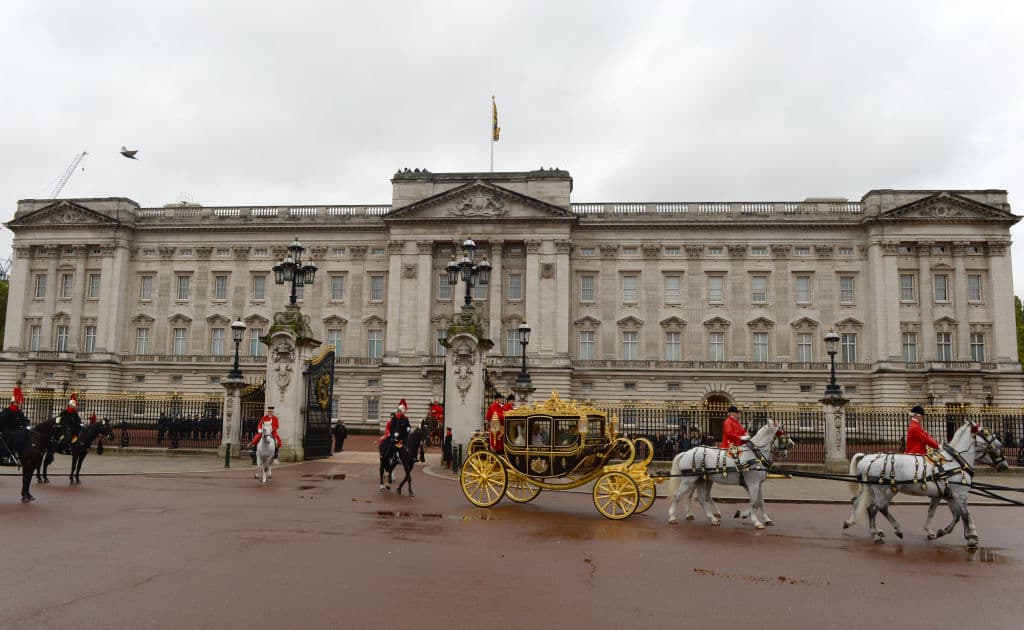 Horas después, esa acusación del portavoz de Meghan Markle obtuvo una
<b><a href="https://www.univision.com/entretenimiento/realeza/un-vistazo-al-palacio-de-buckingham-video" target="_blank">contrarréplica desde Buckingham.</a></b>
<br>Una portavoz señaló que su departamento de Recursos Humanos investigará las denuncias. "Se invitará a participar a los miembros del personal involucrados en ese momento, incluidos aquellos que han dejado el hogar, para ver si se pueden aprender lecciones... La Casa Real ha tenido una política de Dignidad en el Trabajo durante varios años y no tolera ni tolerará la intimidación o el acoso en el lugar de trabajo".