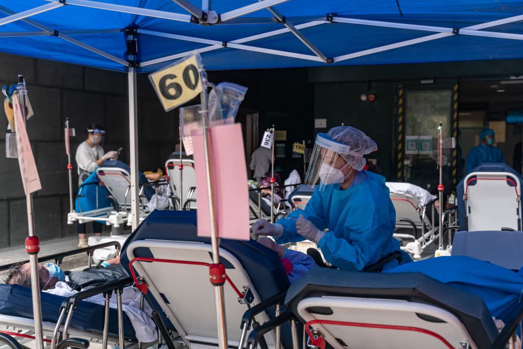 En las últimas 24 horas, 
<b>las autoridades de Hong Kong han contabilizado más de 50,000 casos positivos de covid-19 por la variante ómicron y 291 muertes,</b> según un reporte oficial. Cuentan 8,883 personas hospitalizadas y 68 en condición crítica en unidades de cuidado intensivo. El brote ha resultado como un duro golpe para la ciudad, que en algún punto de la pandemia presumió de su política de 'cero covid-19' para mantener un bajo nivel de infecciones.