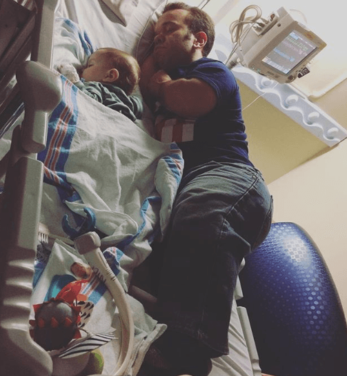 En su primer año de vida, Sebastián enfrentó problemas de salud que preocuparon a sus padres y seguidores ya que tuvo que permanecer hospitalizado.