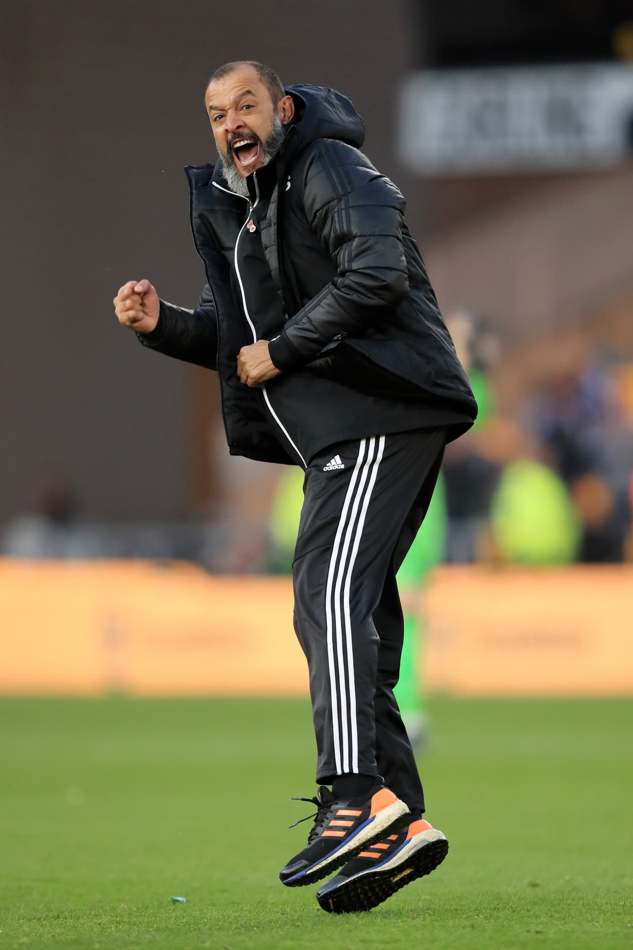 El mexicano Raúl Jiménez llega a su gol número 30 con los Wolves y ganan ante el Aston Villa por 2-1.