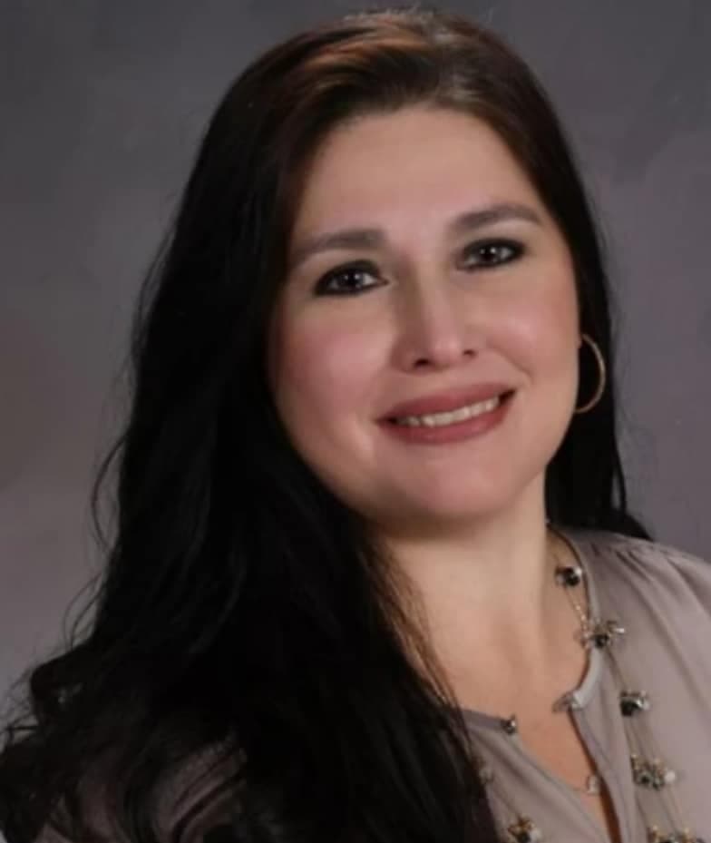 <b>Irma García</b>, de 46 años, es la otra maestra que murió. El perfil de la escuela dice que enseñó durante 23 años, que estaba casada y tenía cuatro hijos. Dos días después, su marido murió de un infarto. Un sobrino publicó un post en Facebook lamentando que no pudo con el dolor.