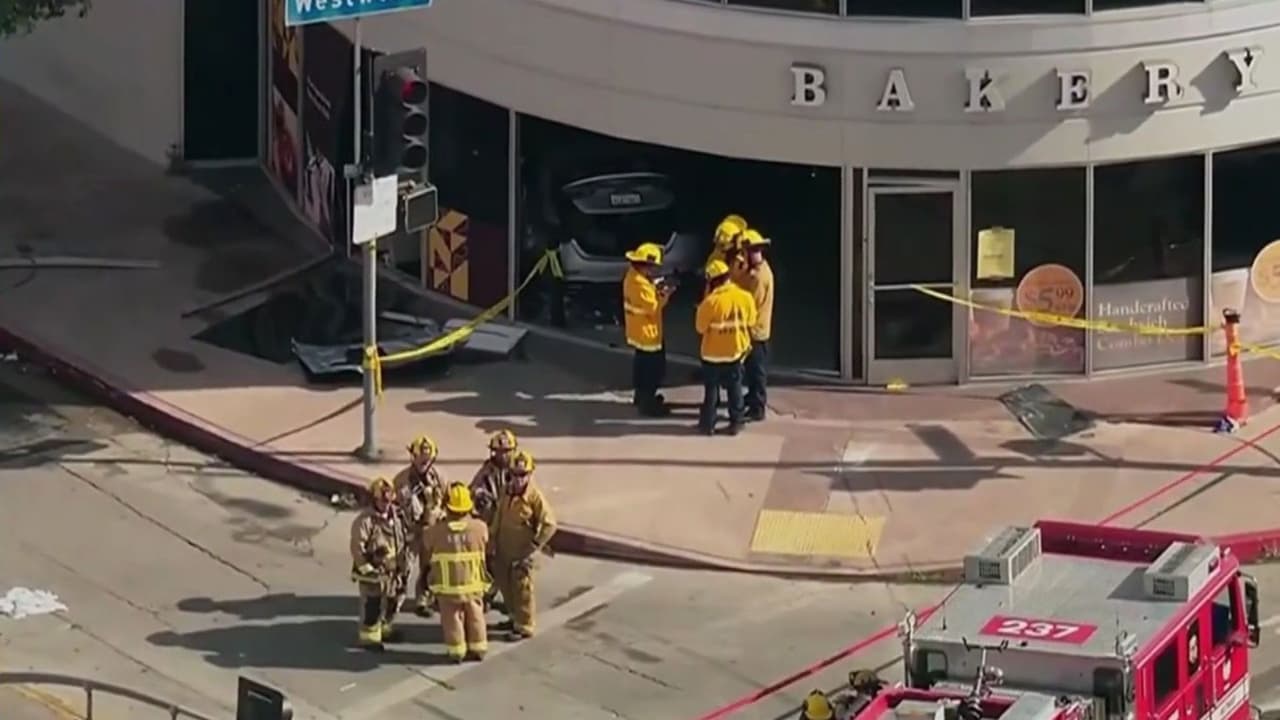 Choque de auto contra tienda de Westwood, en Los Ángeles, deja tres muertos y seis heridos