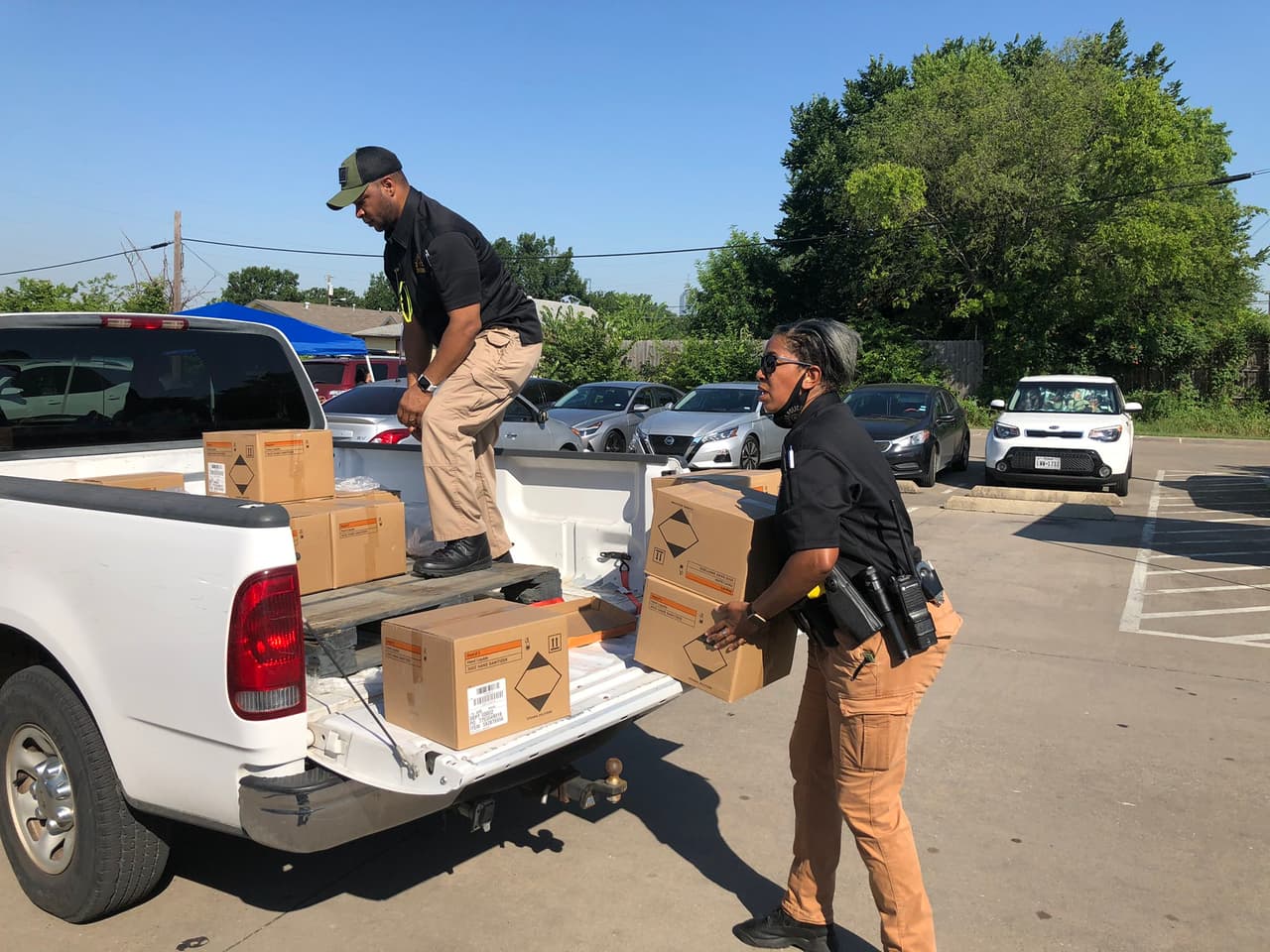 Varios oficiales participaron y asistieron en la entrega de la comida.
