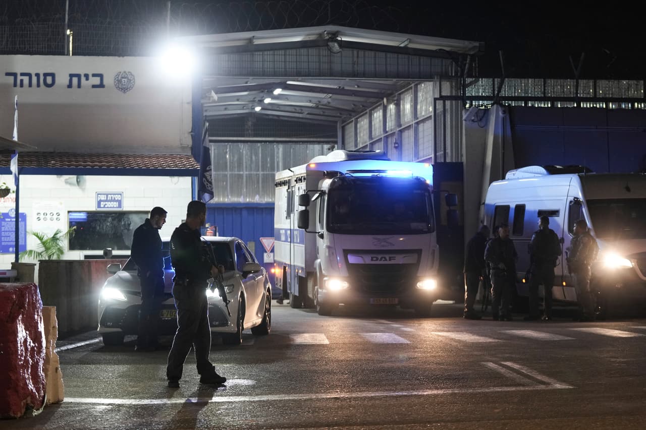 Un vehículo de transporte penitenciario israelí transporta a prisioneros palestinos liberados por las autoridades israelíes de la prisión militar de Ofer, cerca de Jerusalén, el viernes 24 de noviembre de 2023.