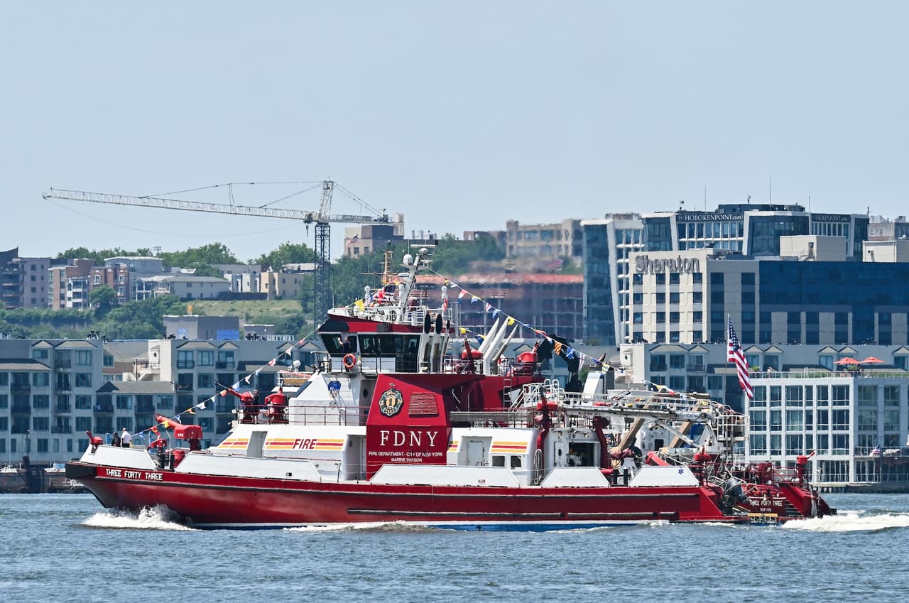 El barco de bomberos Three Forty Three del Departamento de Bomberos de Nueva York.