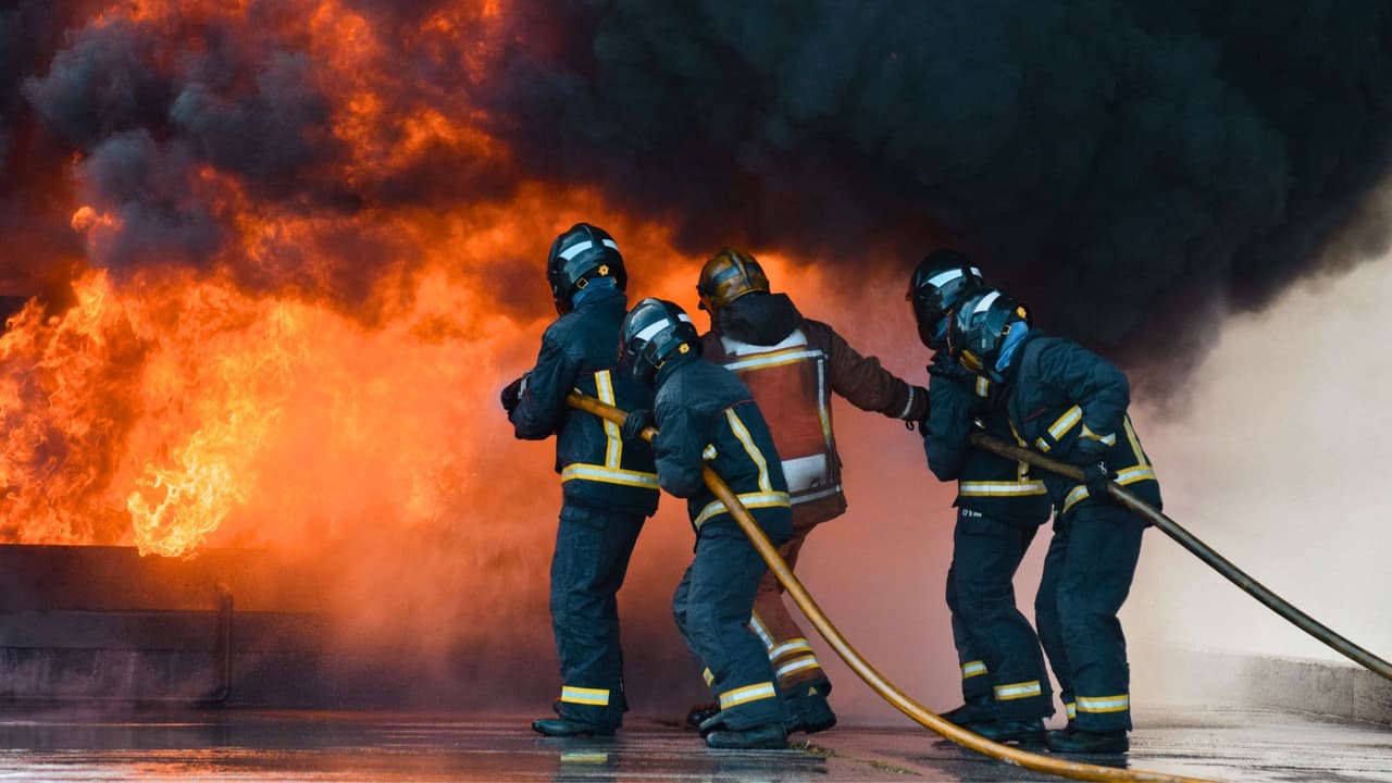 <b>Los incendios pueden ocurrir en cualquier momento y lugar</b>, y en ciudades como Austin, el riesgo aumenta en épocas de sequía y altas temperaturas. En los últimos años, Texas ha enfrentado incendios forestales devastadores, lo que hace aún más importante estar preparado. 
<b>Como padre, es crucial educar a tus hijos sobre la seguridad contra incendios y tomar medidas para proteger tu hogar.</b> Esta guía te ayudará a prevenir incendios, enseñar a tus hijos a actuar en caso de emergencia y crear un plan de seguridad familiar, según las autoridades.