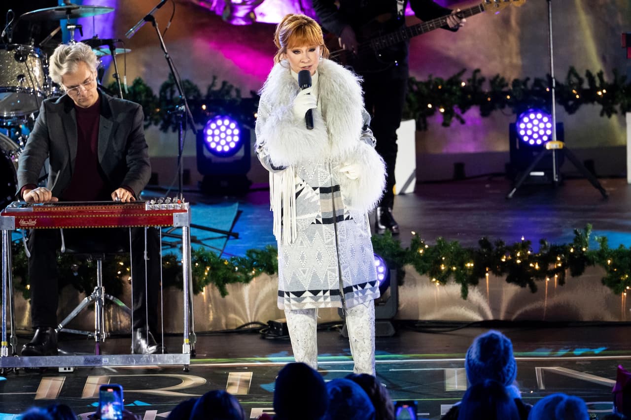 <b>La iluminación ocurrió poco antes de las 10 p.m., </b>cuando las más de 57,000 luces LED multicolores se encendieron simultáneamente, creando uno de los espectáculos más reconocibles de la temporada navideña en Nueva York.