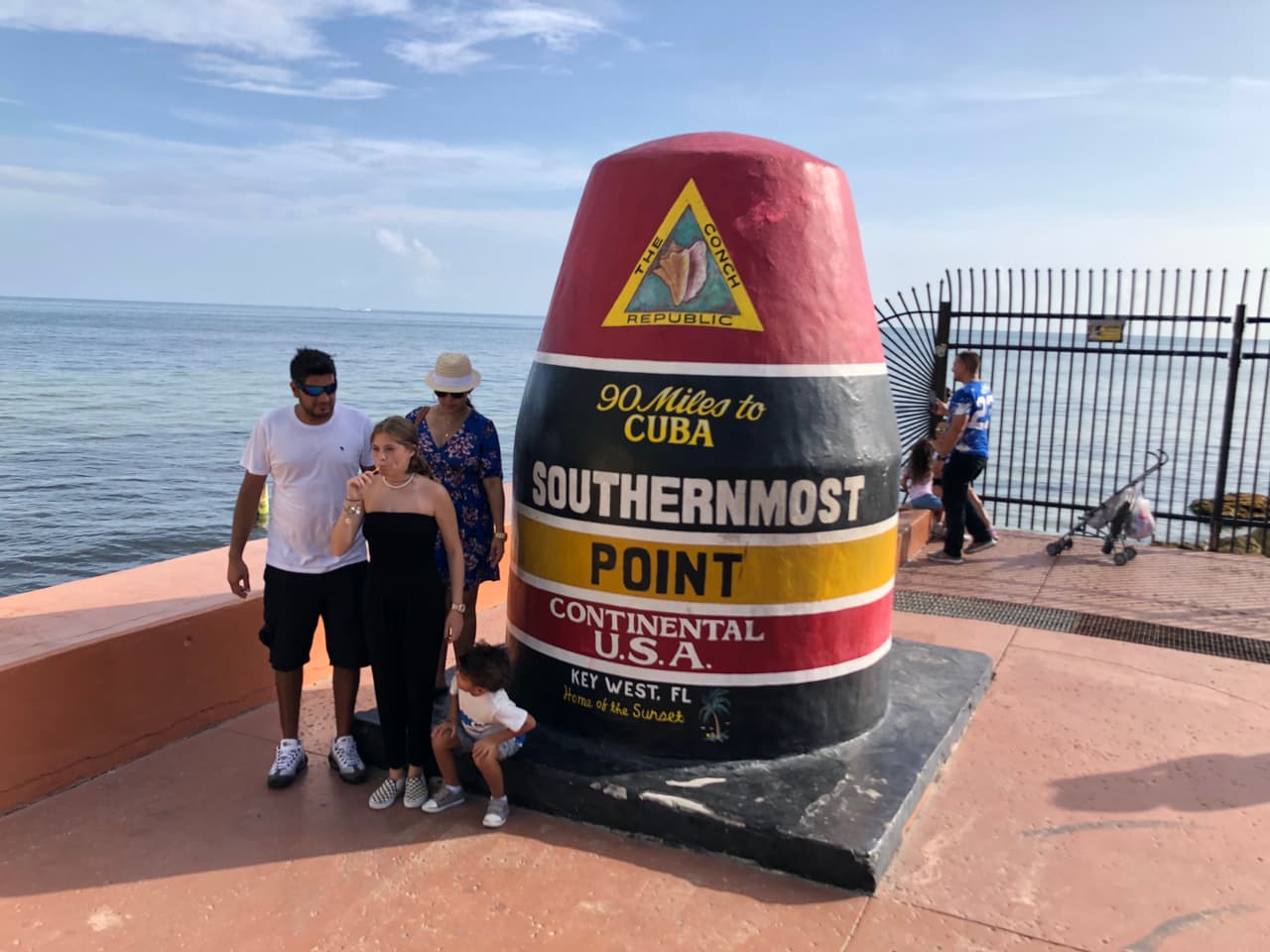 En los sitios turísticos, el piso estaba marcado para que las personas hicieran fila, manteniendo seis pies de distancia social.