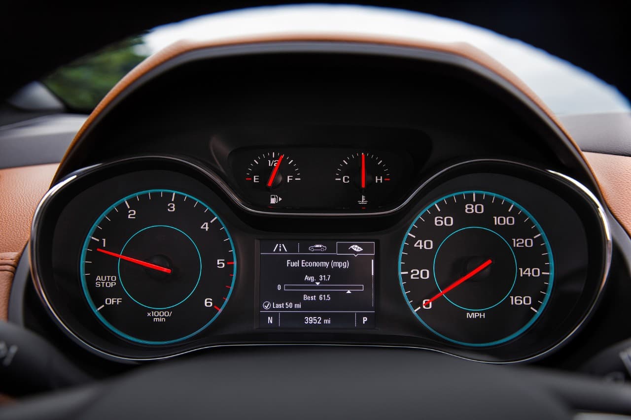 <b>Circula a velocidad constante:</b> 
<br>Evita acelerones y frenadas bruscas. De nada sirve que aceleres cuando estás a punto de llegar a un semáforo en rojo; en este caso podrías retirar el pie del acelerador y así descenderás la velocidad sin necesidad de frenar. Los límites de velocidad se hicieron para respetarse, eso también te ayudará a consumir menos combustible.