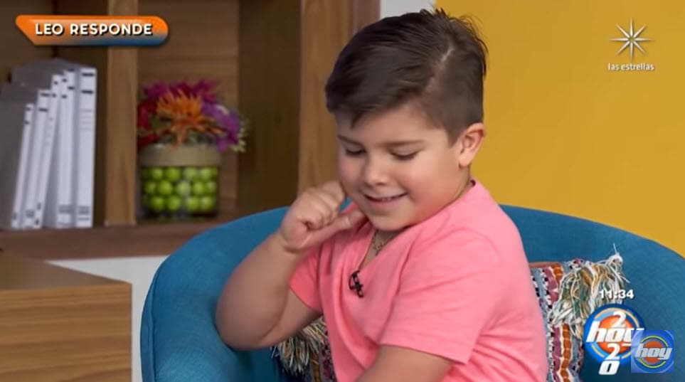 Al ver la situación, Galilea Montijo le dio una ayudadita y le dijo en voz baja "que se consiga otro". 
<br>