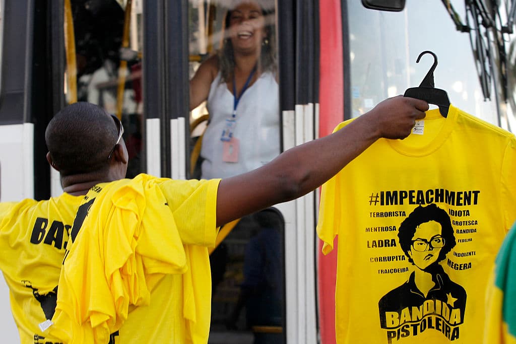 Los manifestantes pedían la salida de la presidenta con carteles que decían "Impeachment ya", "Lula ladrón"