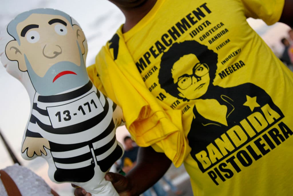 Al anochecer del jueves, unos 200 manifestantes protestaban contra el gobierno a uno de los lados del Congreso brasileño