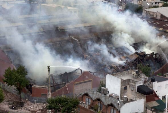 Las muertes se produjeron al derrumbarse parte de la mampostería del edificio, situado en el barrio de Barracas, mientras los equipos de emergencia iniciaban las tareas para sofocar el incendio.