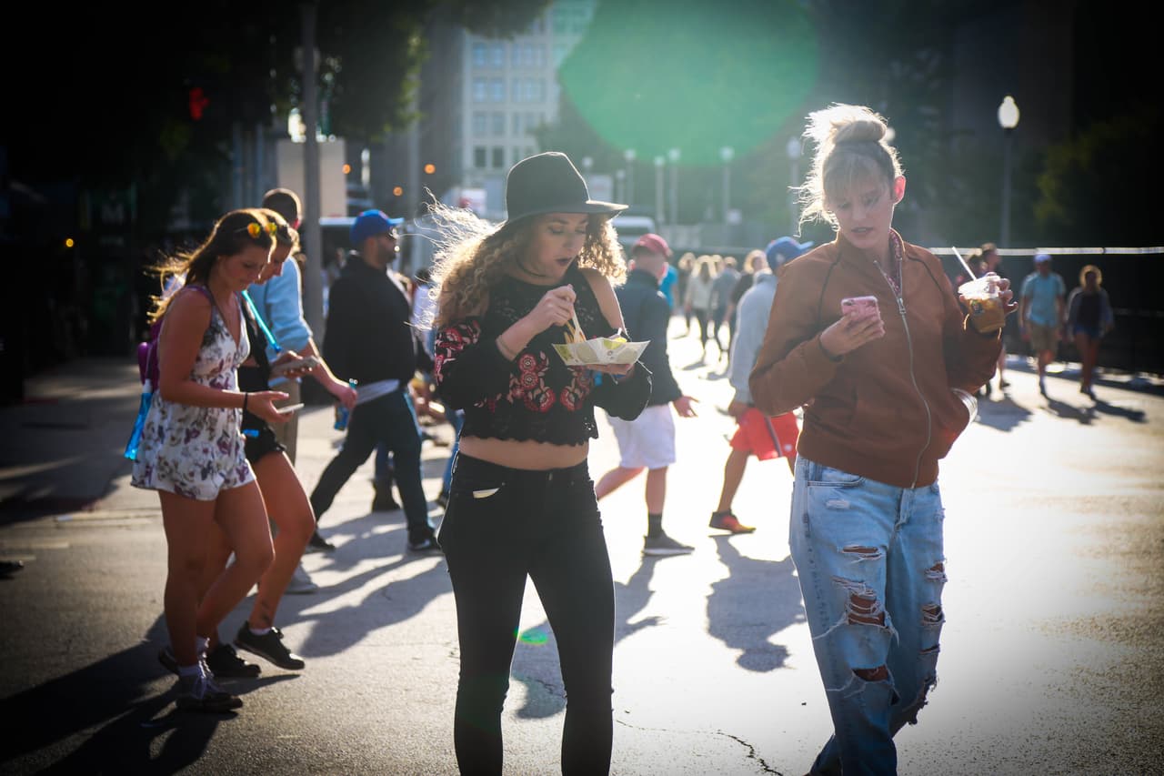 Desde disfraces de unicornios hasta atuendos muy veraniegos, pero eso sí muy buena vibra. Aquí una galería de fotos de la moda y el ambiente de Lollapalooza.