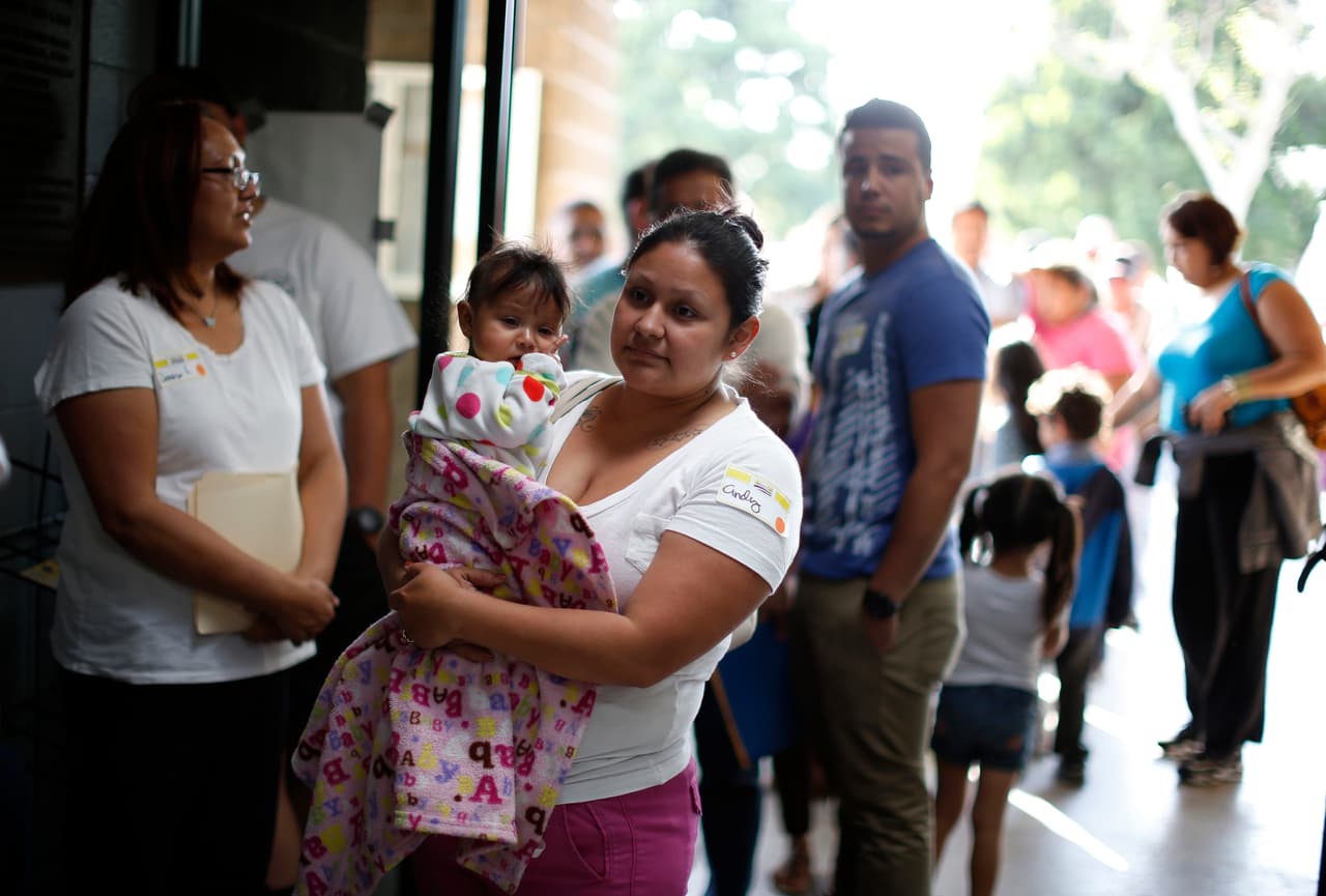 <b>La simple abolición de la normativa dejaría a más de 20 millones de personas sin un seguro de salud</b>, por lo que los expertos subrayan la necesidad de elaborar una alternativa antes de su derogación. En la imagen, Maria Alvarado, de 30 años, sostiene a su bebé de 10 meses Kevin Rios, mientras hace fila para inscribirse en un seguro de salud en Cudahy, California, en marzo de 2014.