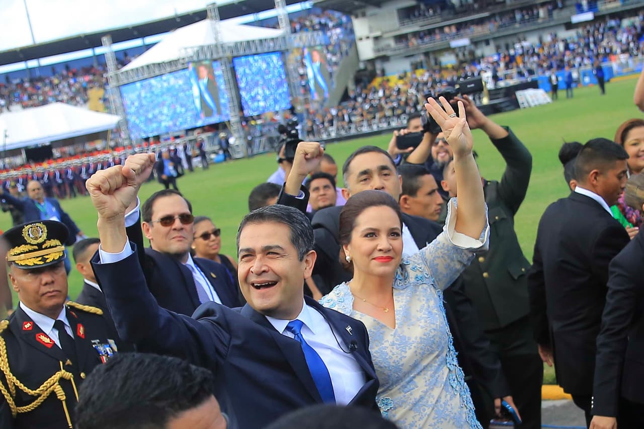 Hernández saluda a sus seguidores junto a la primera dama Ana García en el Estadio Nacional de Tegucigalpa antes de su nueva investidura en enero de 2018.