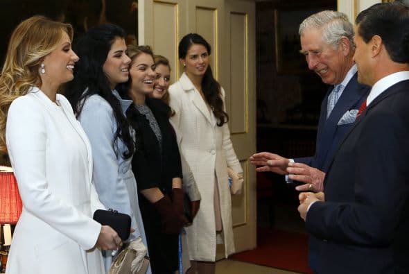 Angie y su marido cargaron con toda su familia a la visita de Estado. ¿Será que alguna de estas muchachitas busca conquistar al príncipe Harry?