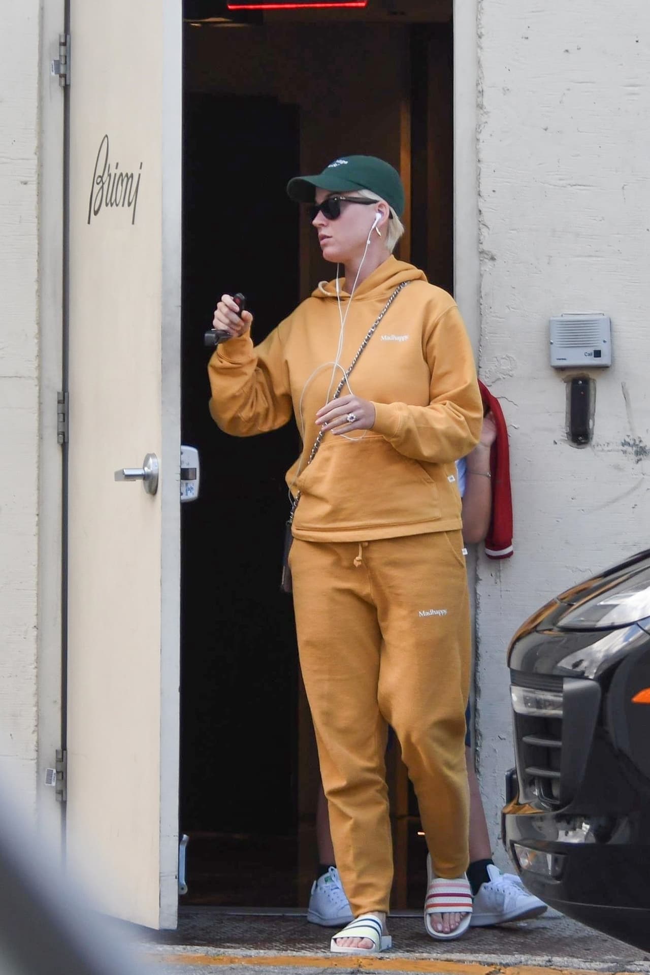 A su atuendo, y quizás para intentar pasar desapercibida, Perry añadió unas gafas.