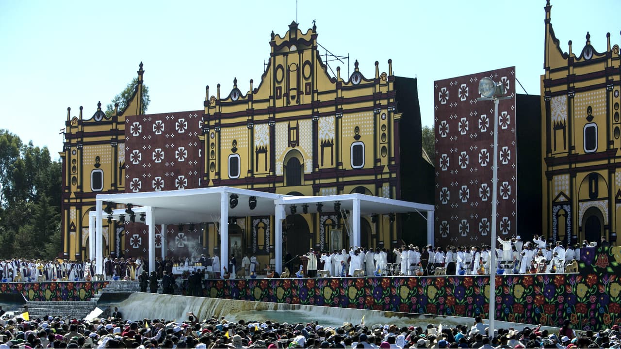 En la sacristía, el Papa estuvo acompañado de niños mixes, mariachis y ensambles con personas indígenas.