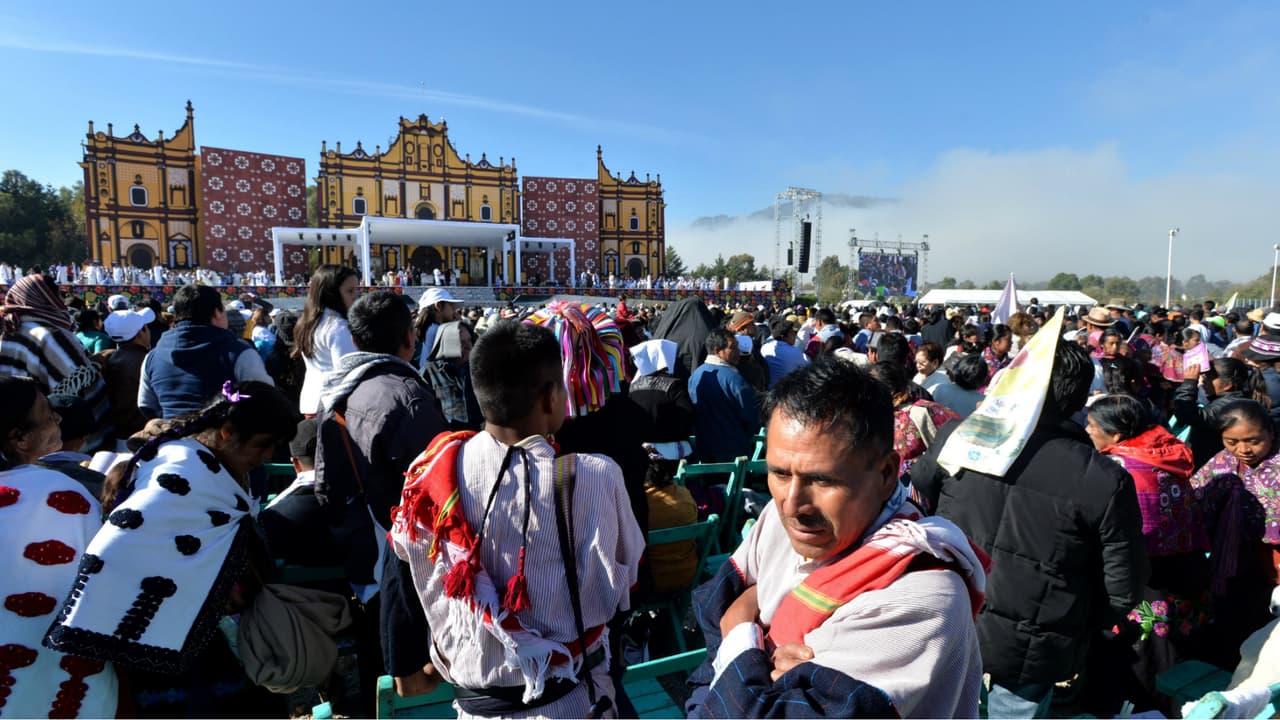 La homilía fue traducida al tzotzil y otras lenguas originarias para que todos pudieran recibir el mensaje.