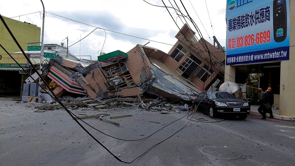 El terremoto se produjo a las 2:44 pm (hora local), a unas 30 millas (50 kilómetros) al norte de la ciudad de Taitung y a una profundidad de 6 millas (10 km), detalló el Servicio Geológico de Estados Unidos USGS. Se registraron múltiples réplicas.