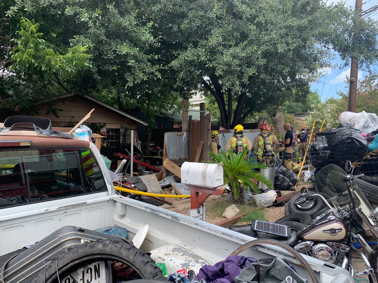 La falta de detectores de humo y una acumulación de objetos dentro de la vivienda causó la complicación del rescate de las víctimas.